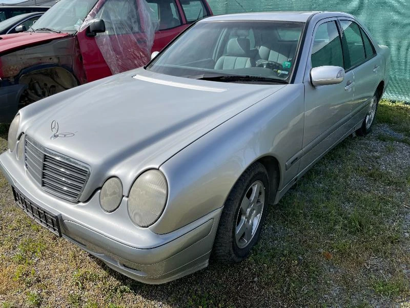 Mercedes-Benz E 220 2.2 CDI, снимка 3 - Автомобили и джипове - 38359930