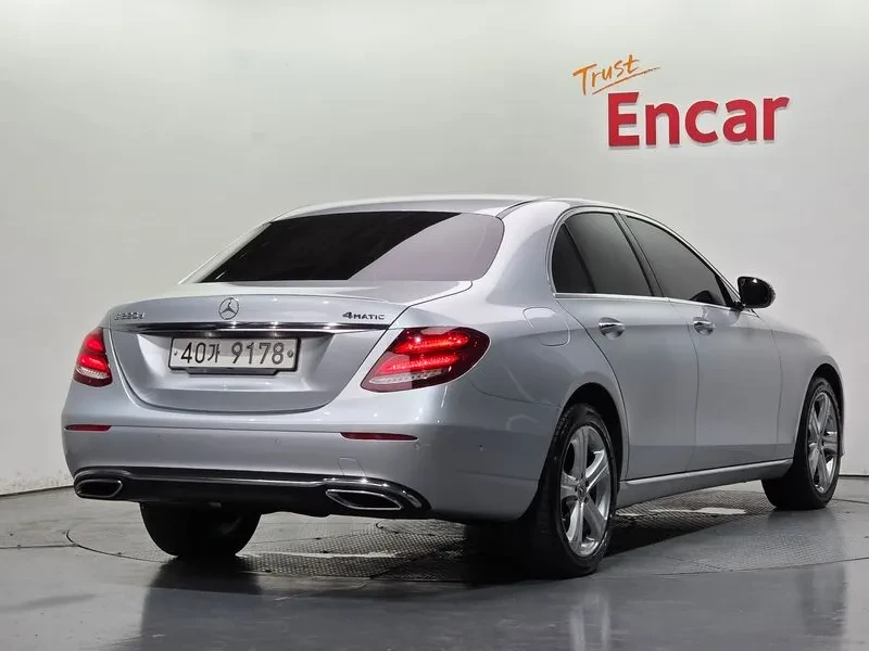 Mercedes-Benz E 220 4Matic Avantgarde - САМО 30% АВАНС, снимка 2 - Автомобили и джипове - 55926912
