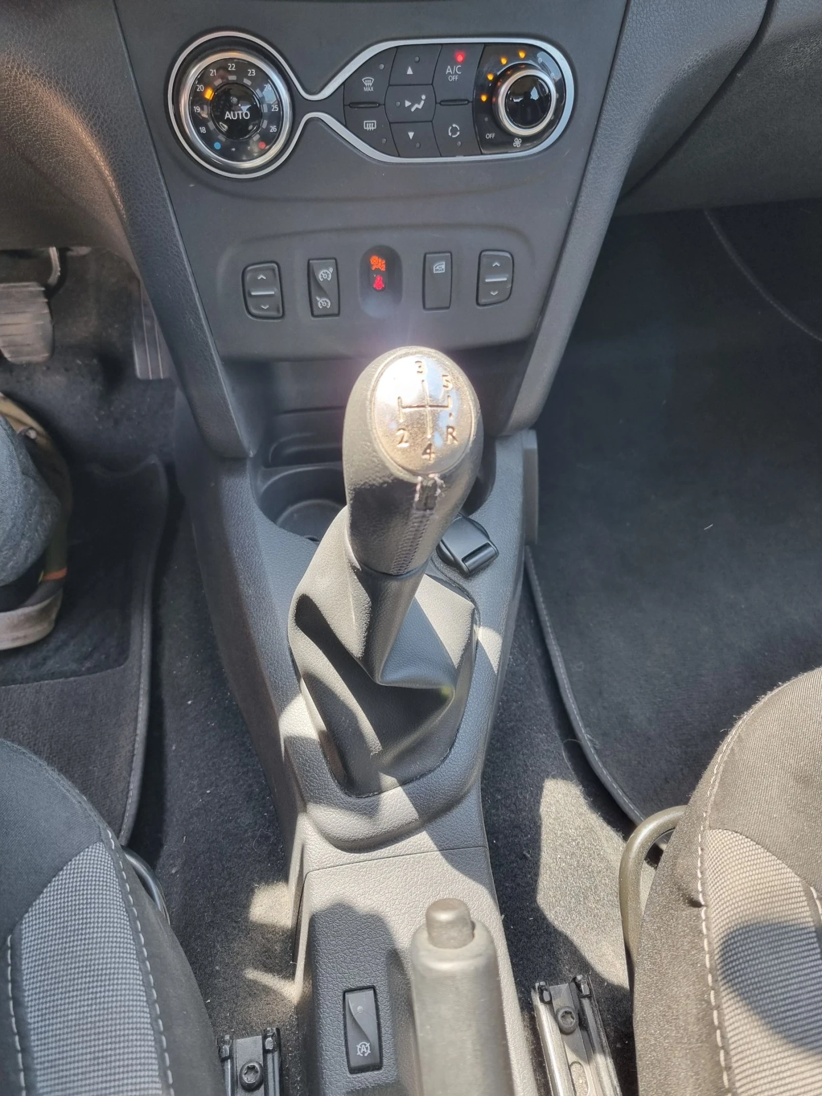 Dacia Sandero 0.9Tce STEPWAY/КАМЕРА/КЛИМАТРОНИК , снимка 8 - Автомобили и джипове - 54440665