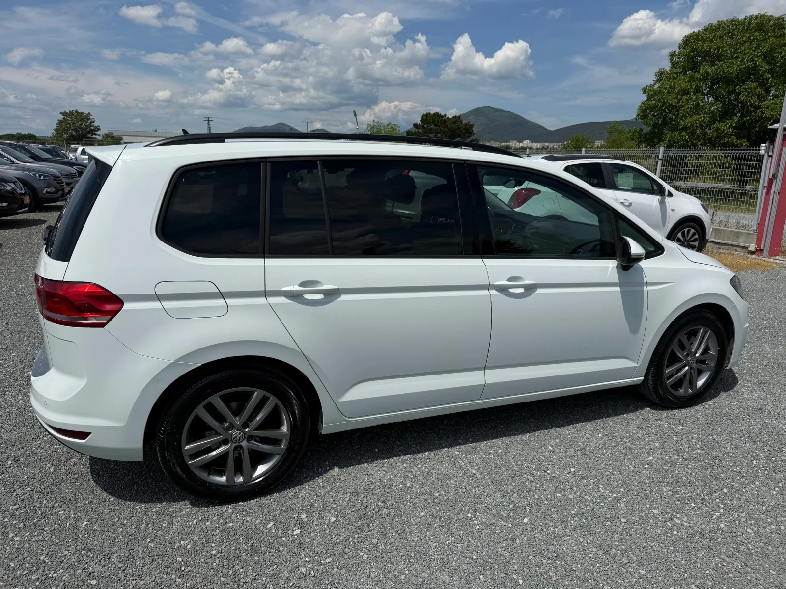 VW Touran (KATO НОВА), снимка 5 - Автомобили и джипове - 54554295