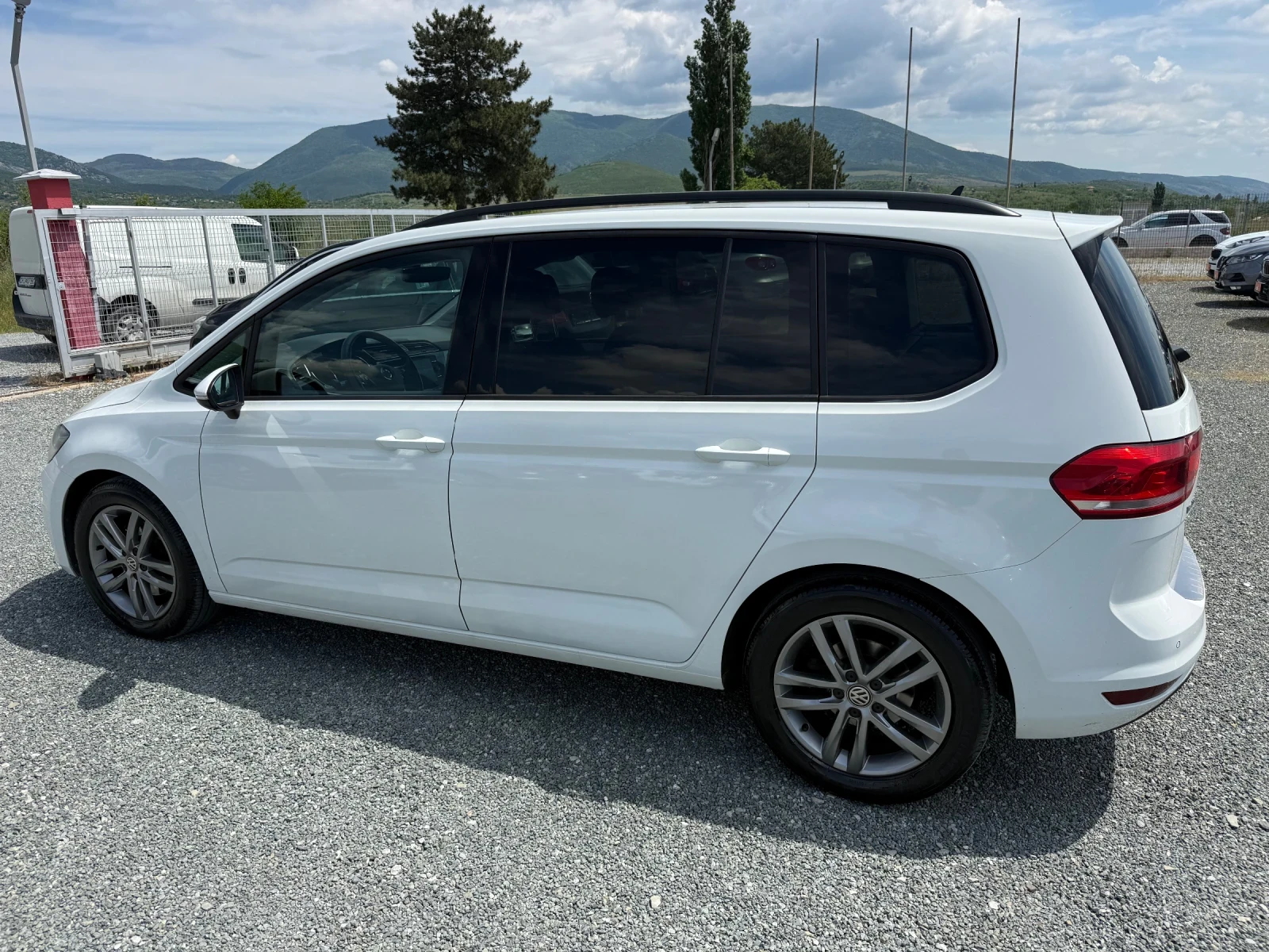 VW Touran (KATO НОВА), снимка 9 - Автомобили и джипове - 54554295