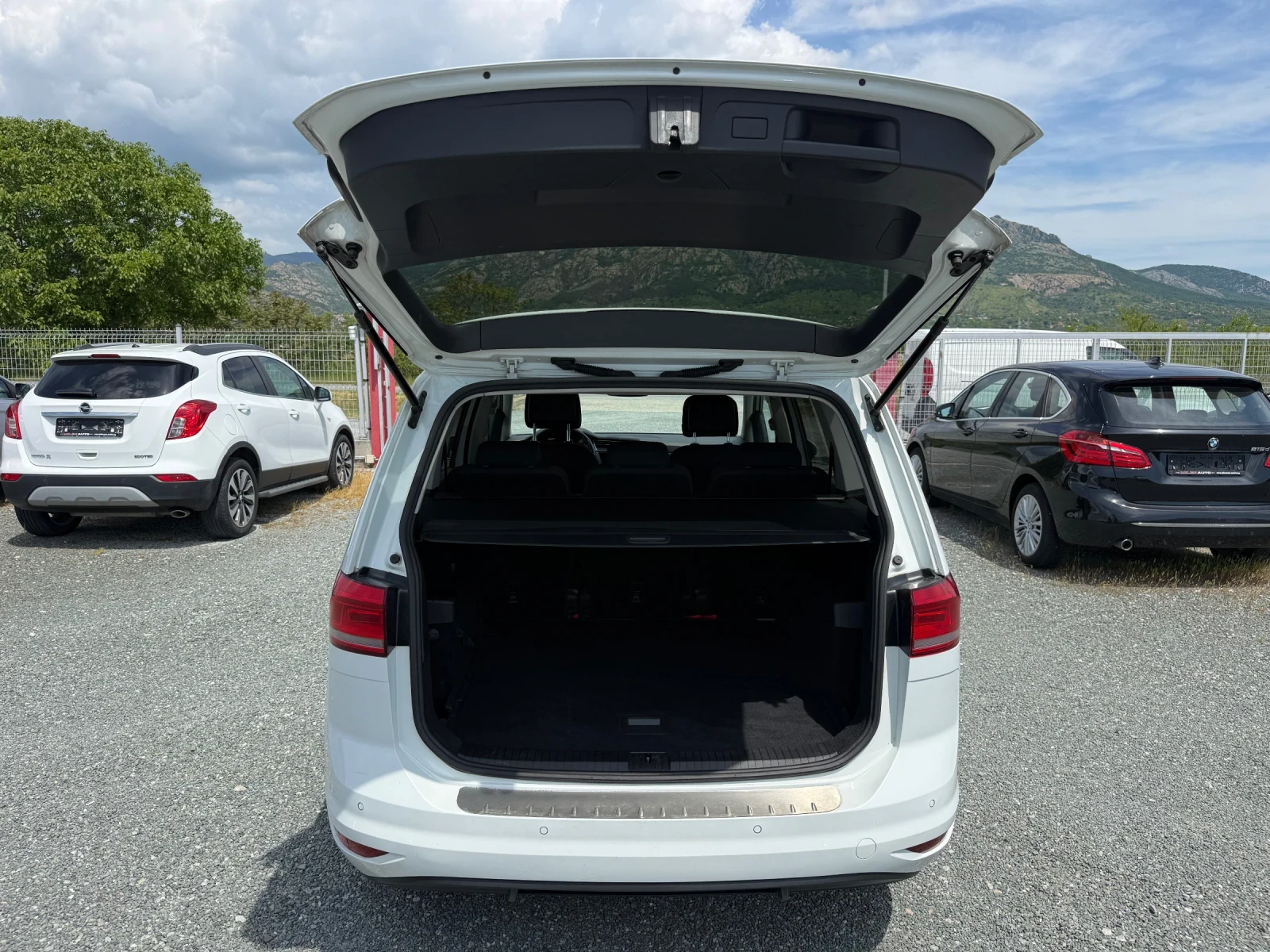 VW Touran (KATO НОВА), снимка 13 - Автомобили и джипове - 54554295