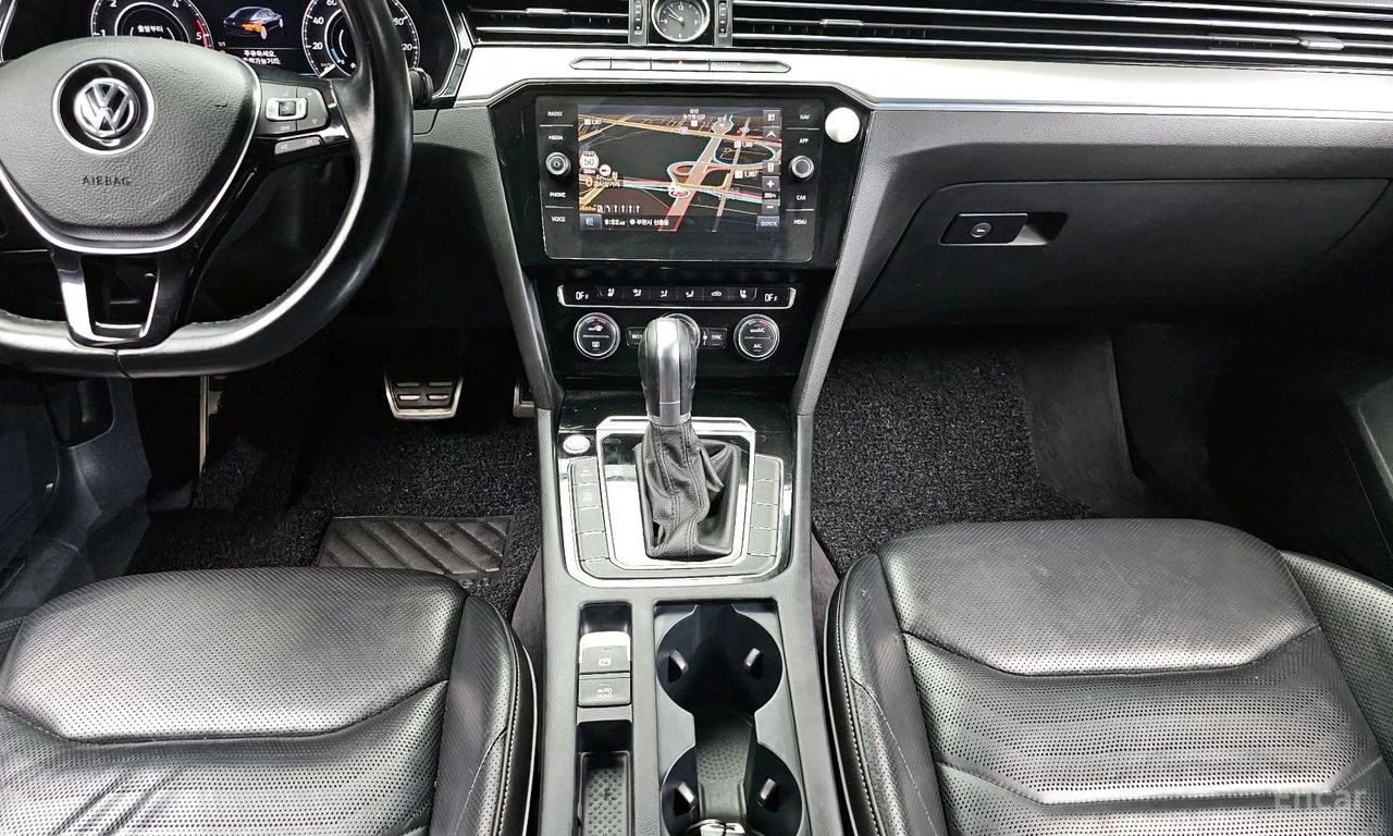 VW Arteon 2.0 TDI Premium* ПОДГРЕВ* ОБДУХВАНЕ* PANORAMA* , снимка 10 - Автомобили и джипове - 54633284