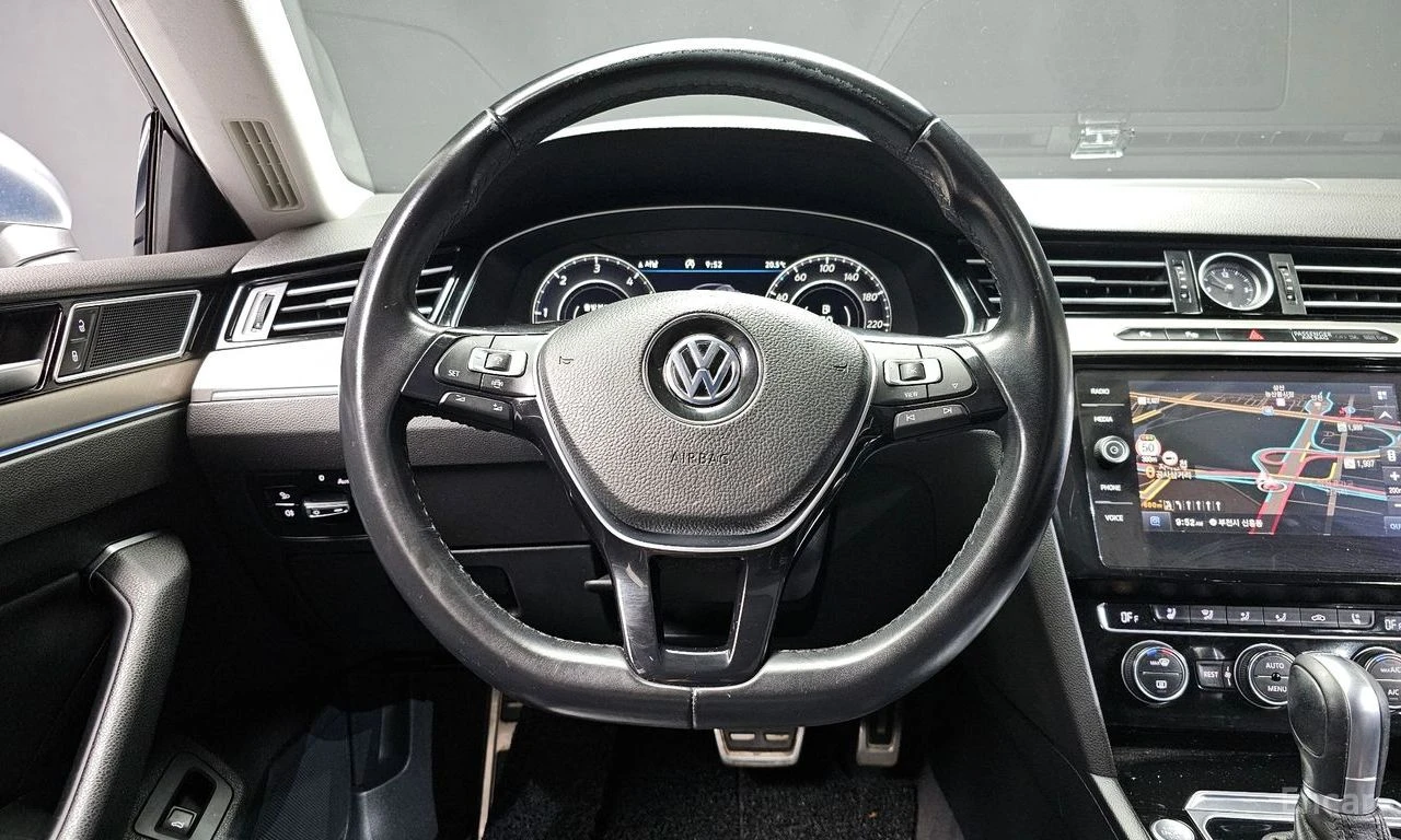 VW Arteon 2.0 TDI Premium* ПОДГРЕВ* ОБДУХВАНЕ* PANORAMA* , снимка 8 - Автомобили и джипове - 54633284