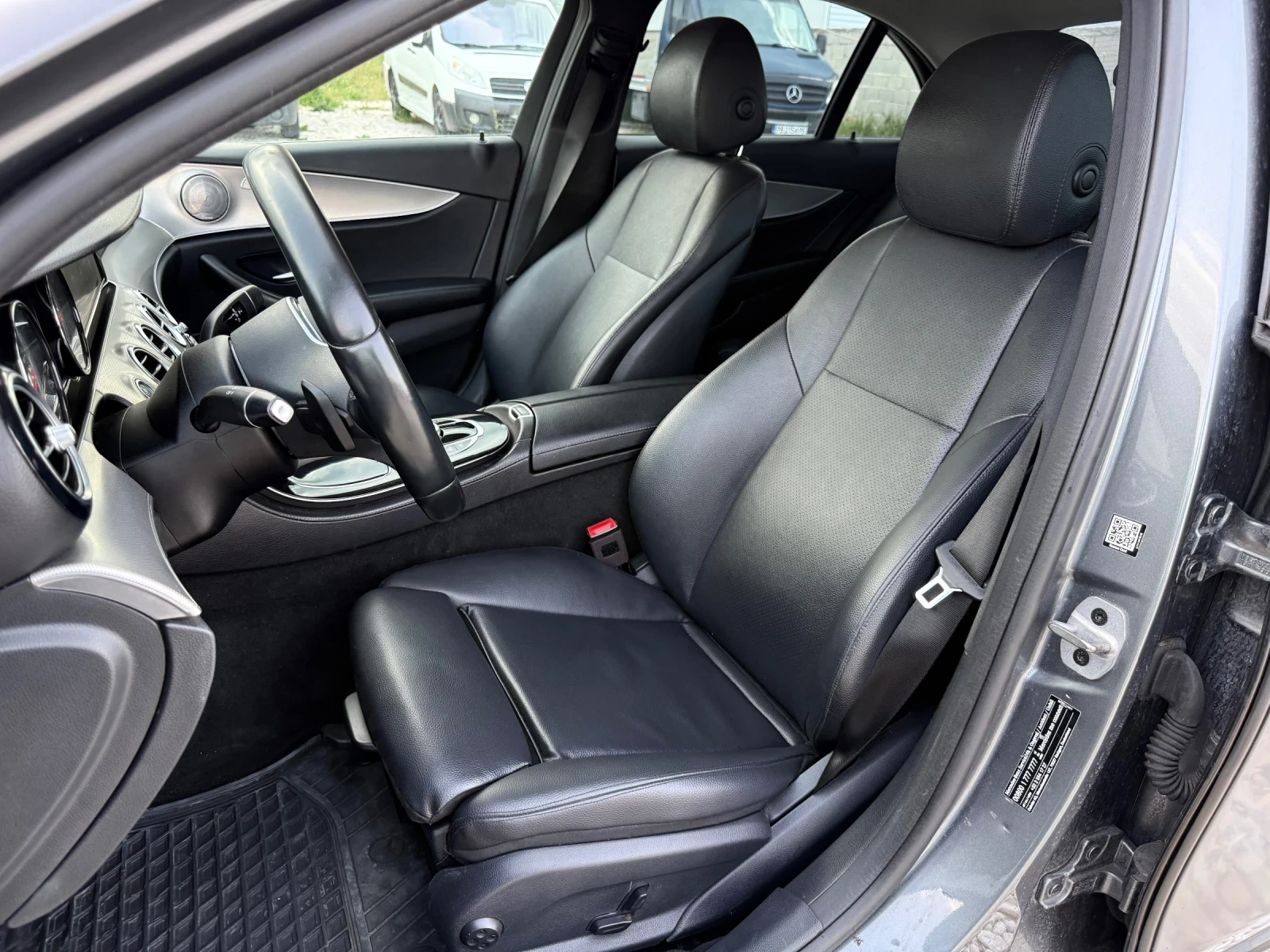 Mercedes-Benz E 200 220 CDI / AMG / 9G / BURMESTER / DISTRONIC /CAMERA, снимка 10 - Автомобили и джипове - 54671535