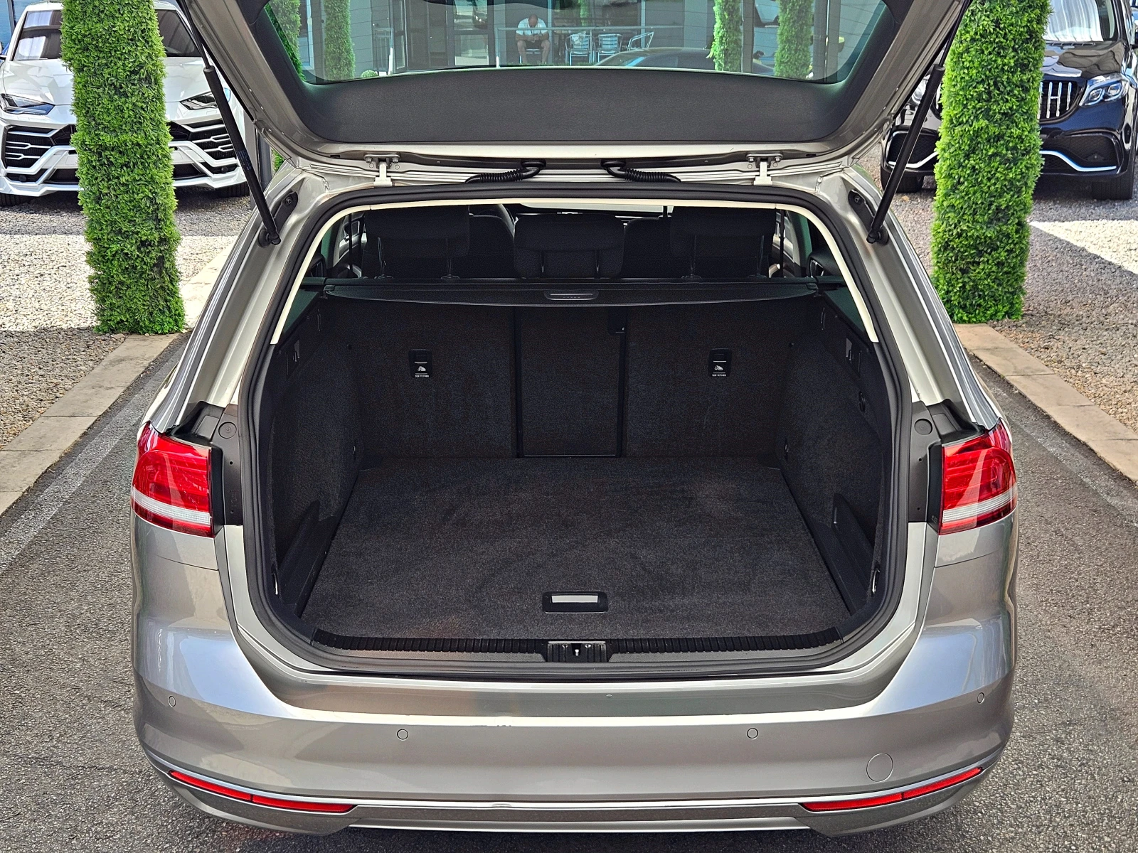 VW Passat 2.0TDI/GERMANY/DISTRONIC/ERGO COMFORT/CAR PLAY/LIZ, снимка 8 - Автомобили и джипове - 54997352