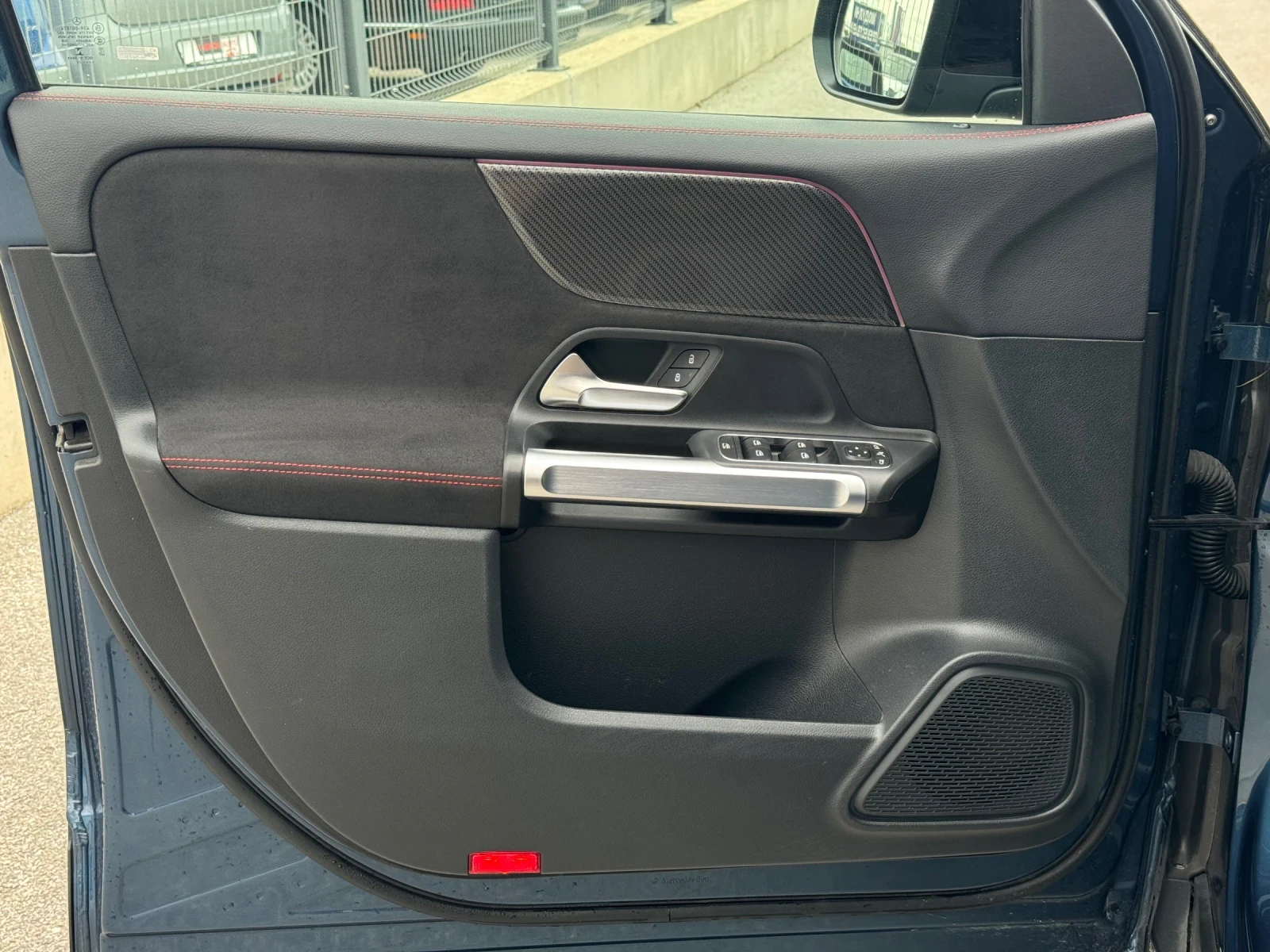 Mercedes-Benz GLB 200 AMG premium, снимка 10 - Автомобили и джипове - 56213594