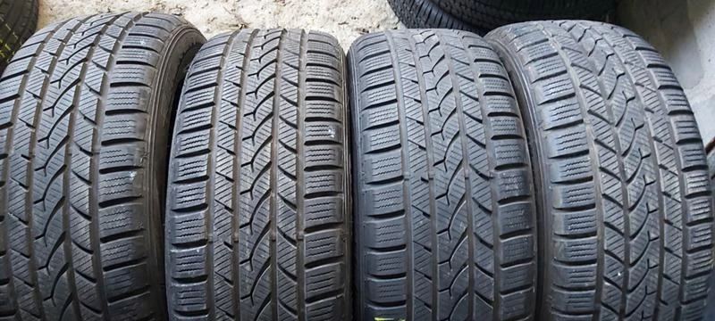 Гуми Зимни 235/50R18, снимка 1 - Гуми и джанти - 35123168