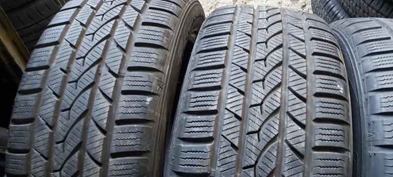 Гуми Зимни 235/50R18, снимка 2 - Гуми и джанти - 35123168