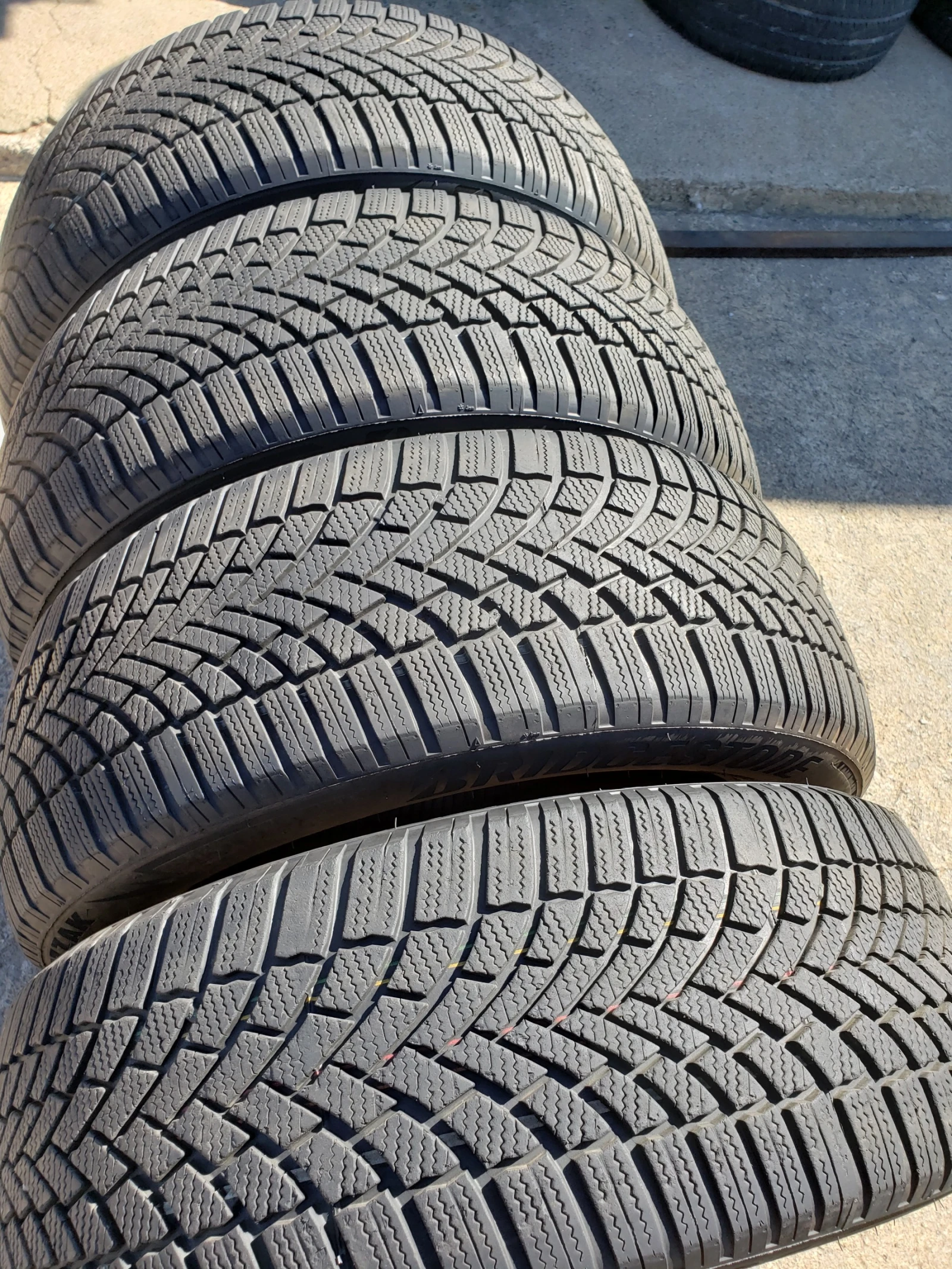 Гуми Зимни 235/55R19, снимка 4 - Гуми и джанти - 56211607