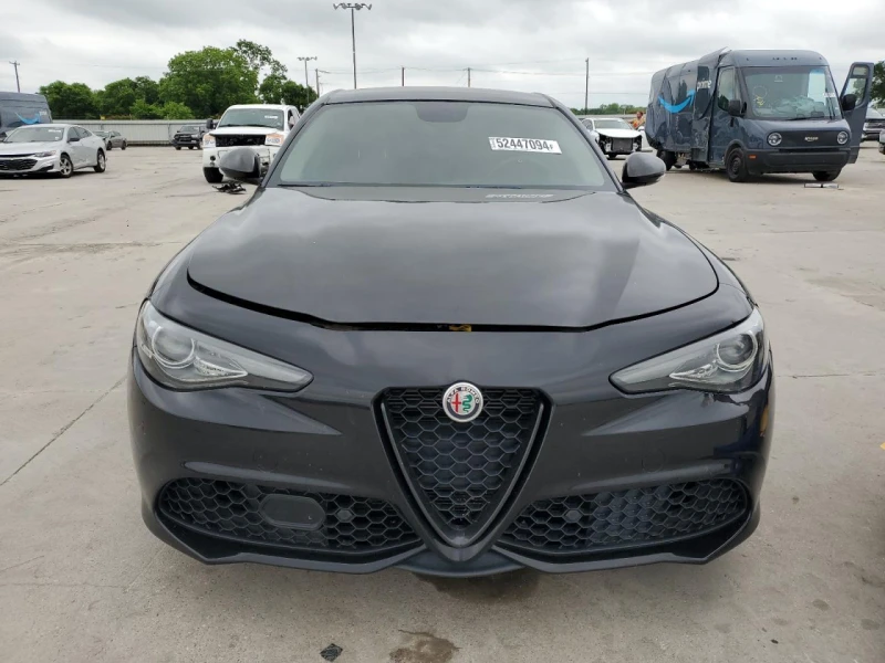 Alfa Romeo Giulia 2.0 дистроник* ЧЕРВЕН САЛОН* панорама* RWD* , снимка 1 - Автомобили и джипове - 47213635