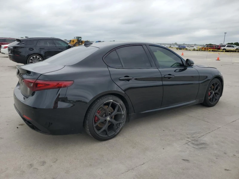 Alfa Romeo Giulia 2.0 дистроник* ЧЕРВЕН САЛОН* панорама* RWD* , снимка 5 - Автомобили и джипове - 47213635