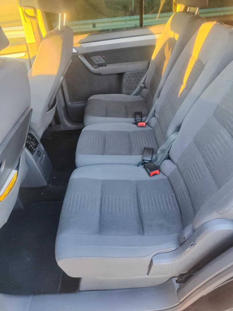 VW Touran 2.0 TDI , снимка 9 - Автомобили и джипове - 48108652