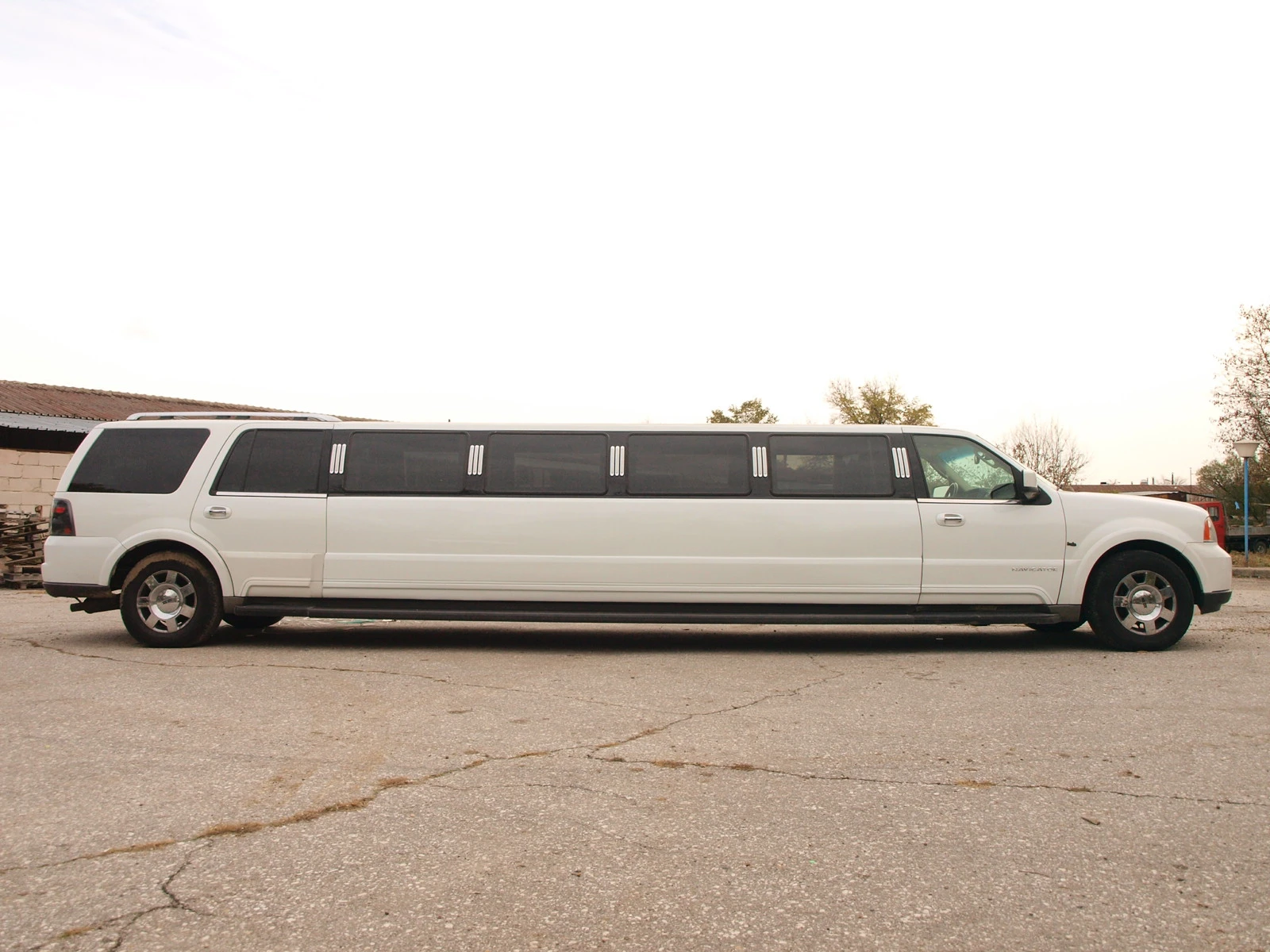 Lincoln Navigator 180-inch Stretch Limousine by Empire  - изображение 2