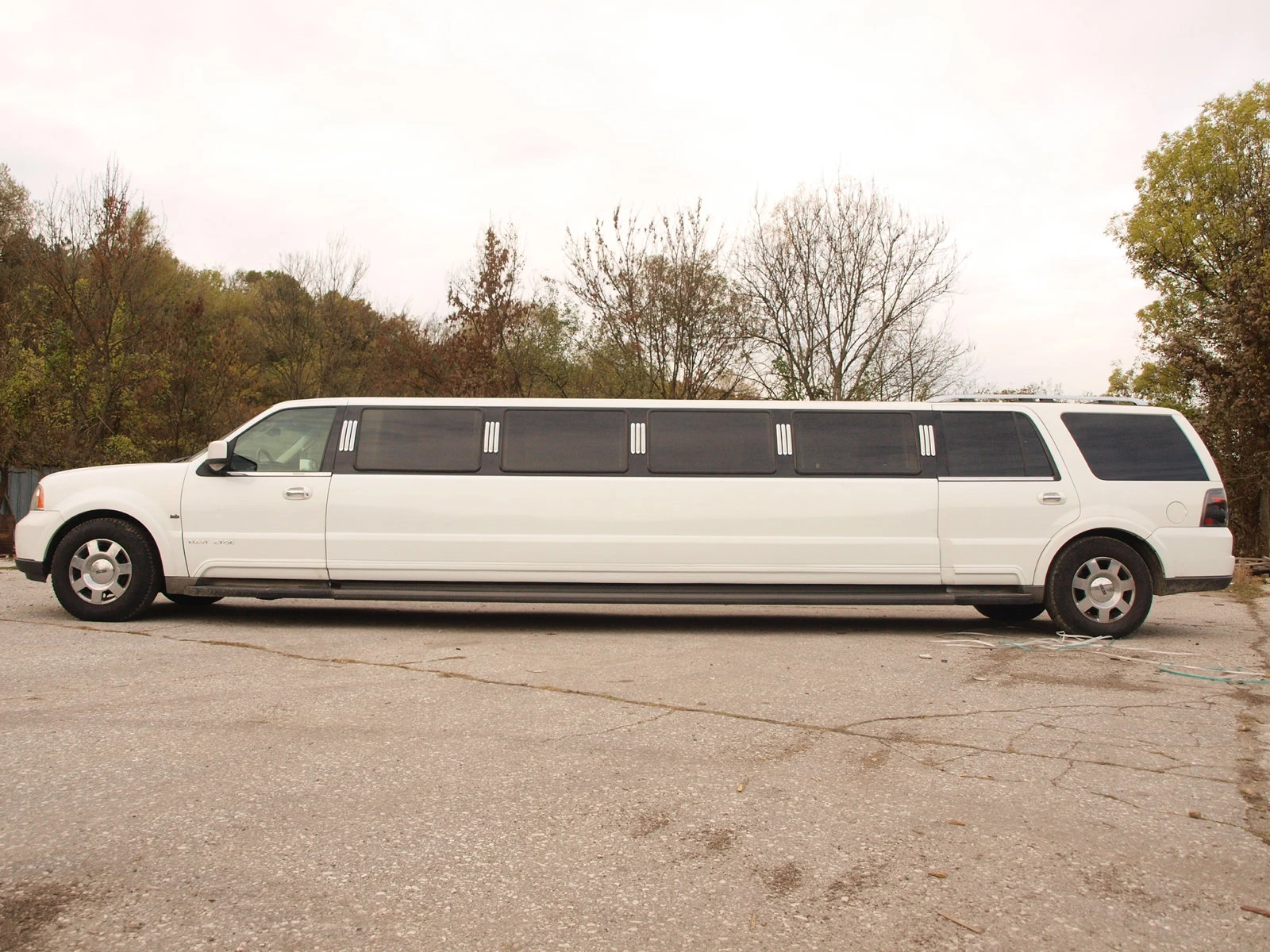 Lincoln Navigator 180-inch Stretch Limousine by Empire  - изображение 4