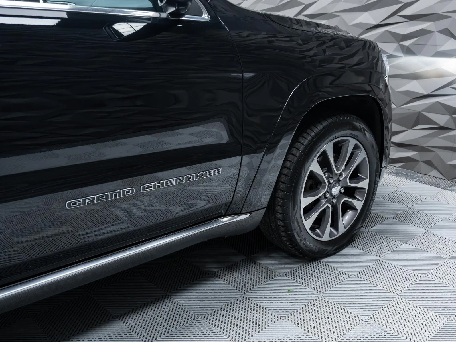 Jeep Grand cherokee SUMMIT* H&K* PANO* CAM* ОБДУХВ* ПОДГРЕВ* NAVI* , снимка 17 - Автомобили и джипове - 54206648