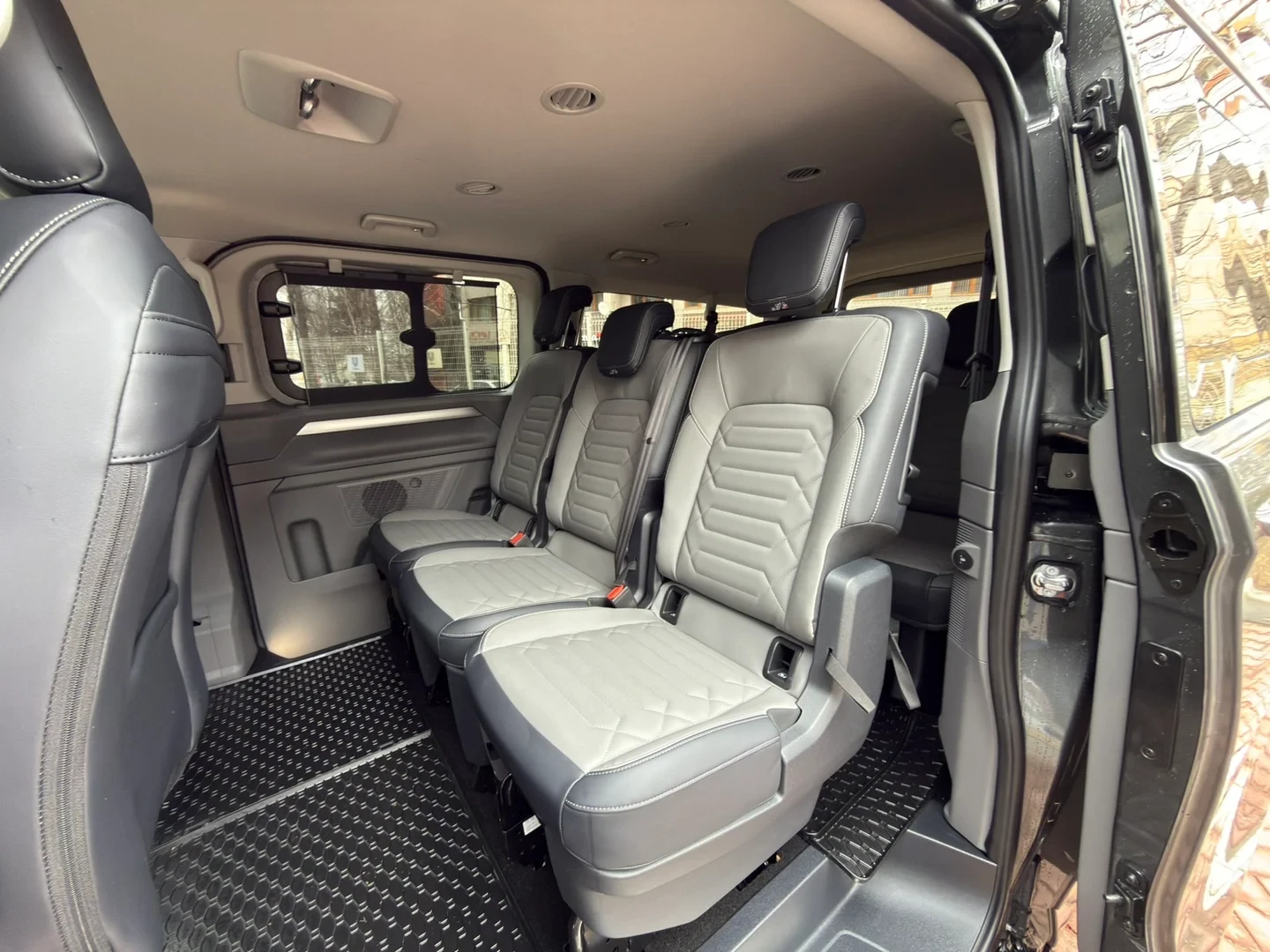VW Caravelle e-Caravelle Style L 70 kWh 210 kW, снимка 9 - Бусове и автобуси - 56294555