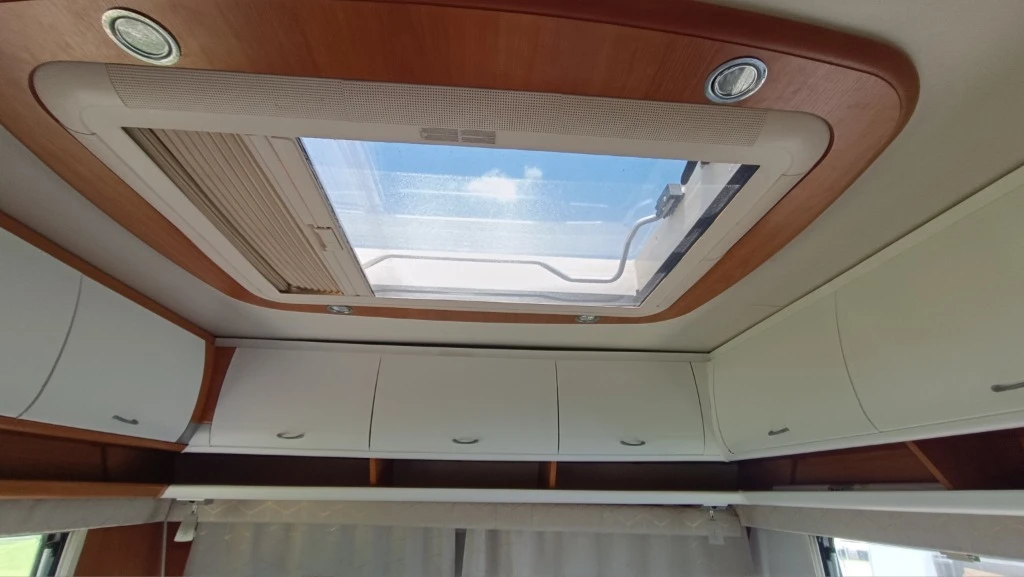 Каравана Dethleffs Camper 530, снимка 14 - Каравани и кемпери - 55008204