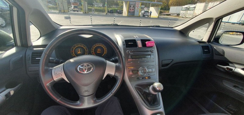 Toyota Auris 1.4 VVT-i 16v, снимка 9 - Автомобили и джипове - 45969740
