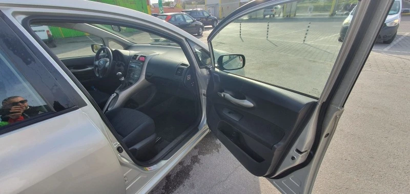 Toyota Auris 1.4 VVT-i 16v, снимка 8 - Автомобили и джипове - 49071625