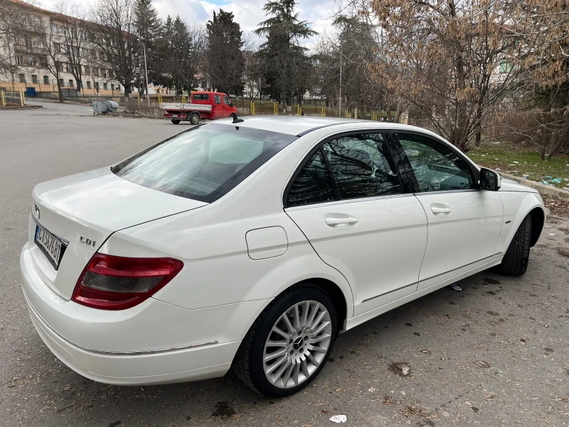 Mercedes-Benz C 220 БЯЛ / AVANTGARDE / NAVI / Кожен салон, снимка 4 - Автомобили и джипове - 49345938