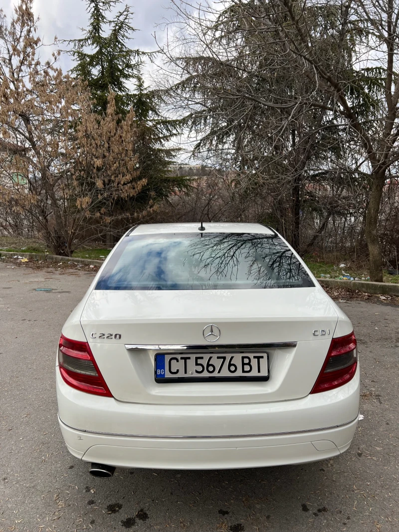 Mercedes-Benz C 220 БЯЛ / AVANTGARDE / NAVI / Кожен салон, снимка 3 - Автомобили и джипове - 49345938