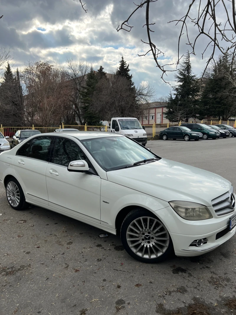 Mercedes-Benz C 220 БЯЛ / AVANTGARDE / NAVI / Кожен салон, снимка 5 - Автомобили и джипове - 49345938