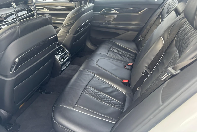 BMW 750 xDrive M-Sport, снимка 7 - Автомобили и джипове - 53009074