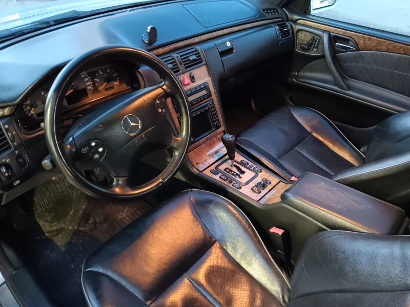 Mercedes-Benz E 320 CDI, снимка 9 - Автомобили и джипове - 53048244