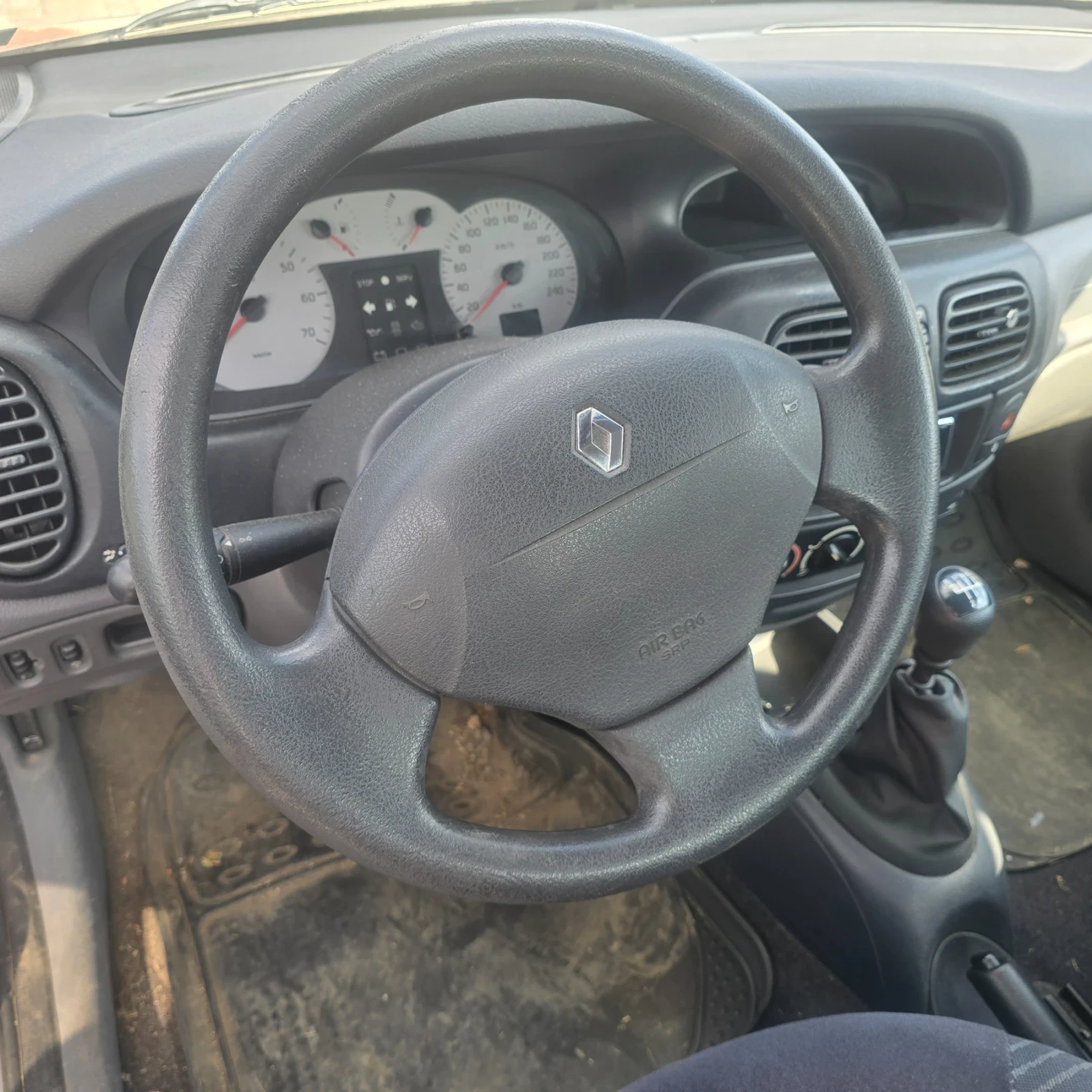 Renault Megane Coach 1.4i 16V 95 кс  - изображение 10
