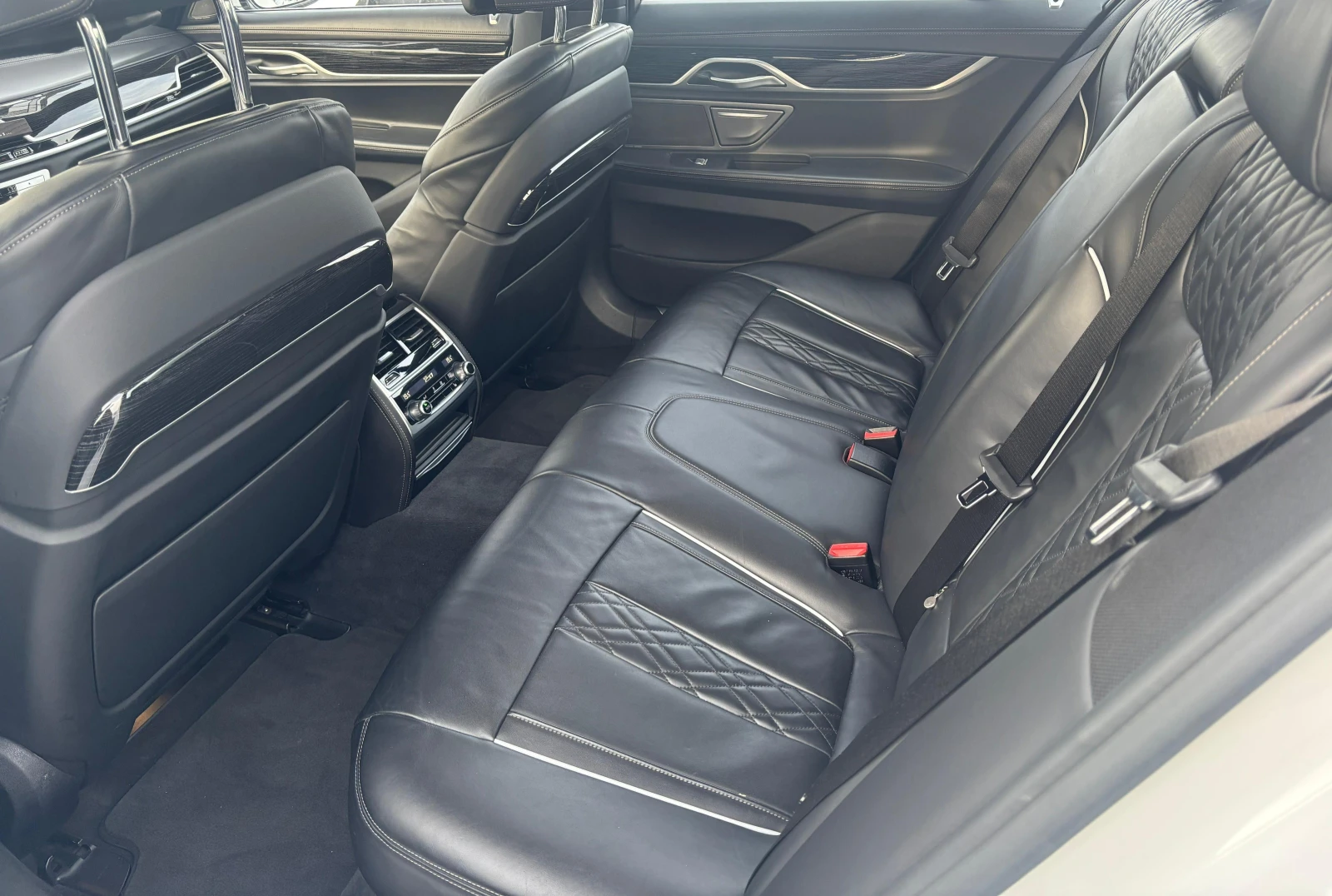 BMW 750 xDrive M-Sport - изображение 7