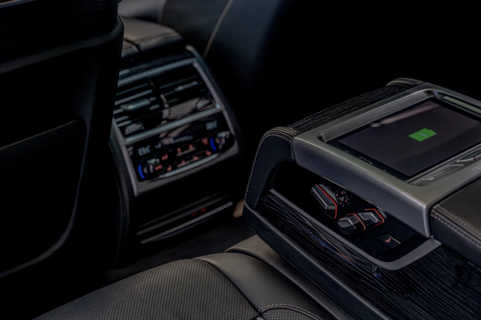 BMW 740 xDrive/M-Pack/Distronic/Laser/Harman Kardon/HuD/Ка, снимка 13 - Автомобили и джипове - 53877605