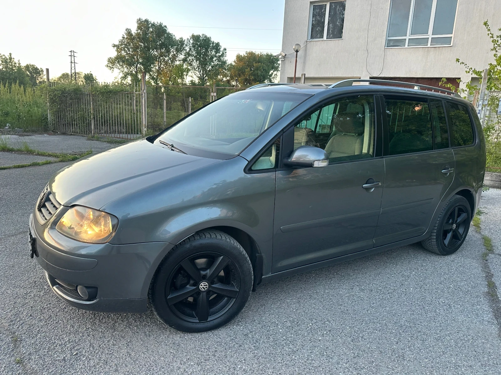 VW Touran 2.0TDI, Автоматик, снимка 2 - Автомобили и джипове - 54598424