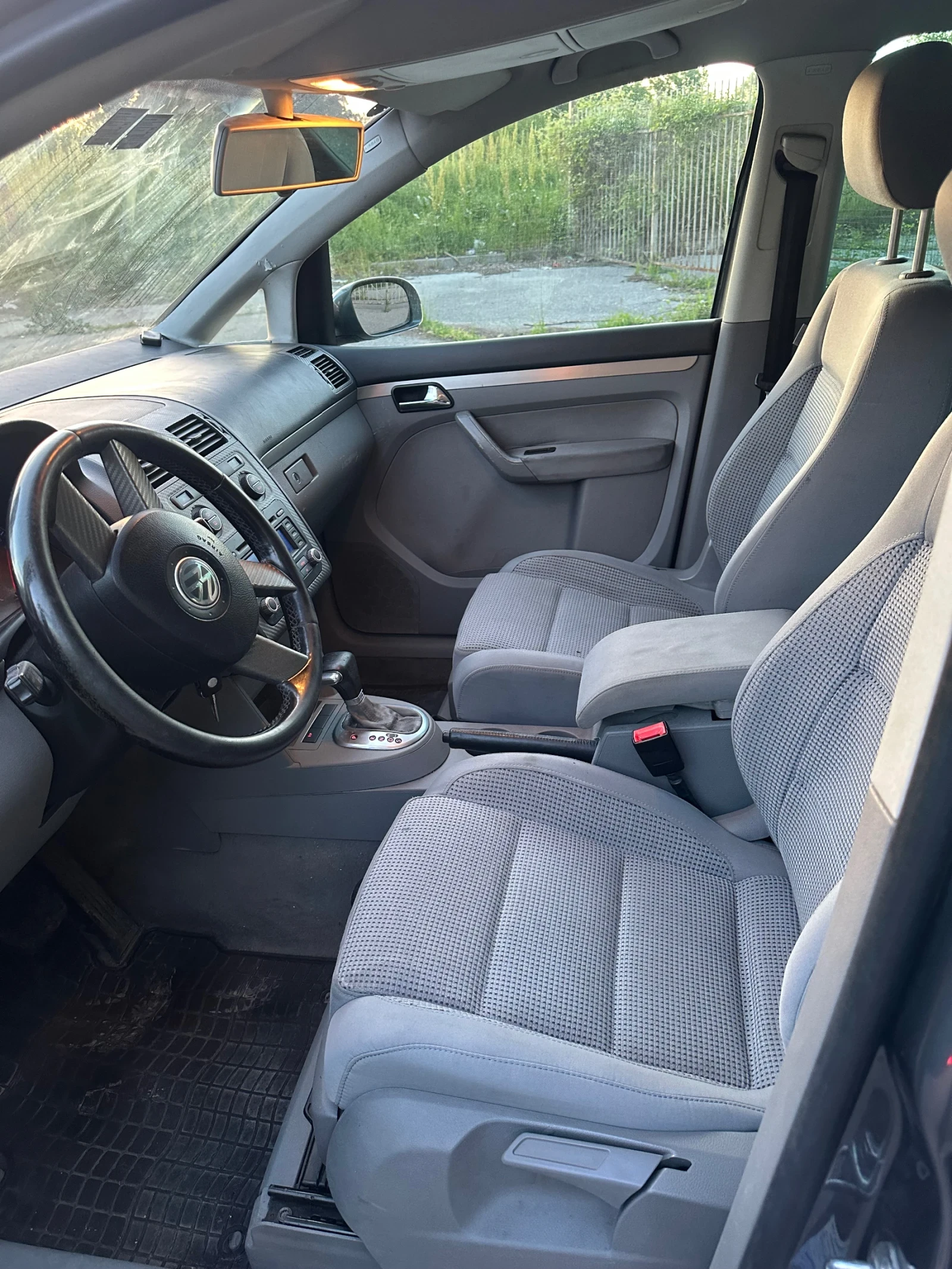 VW Touran 2.0TDI, Автоматик, снимка 10 - Автомобили и джипове - 54598424