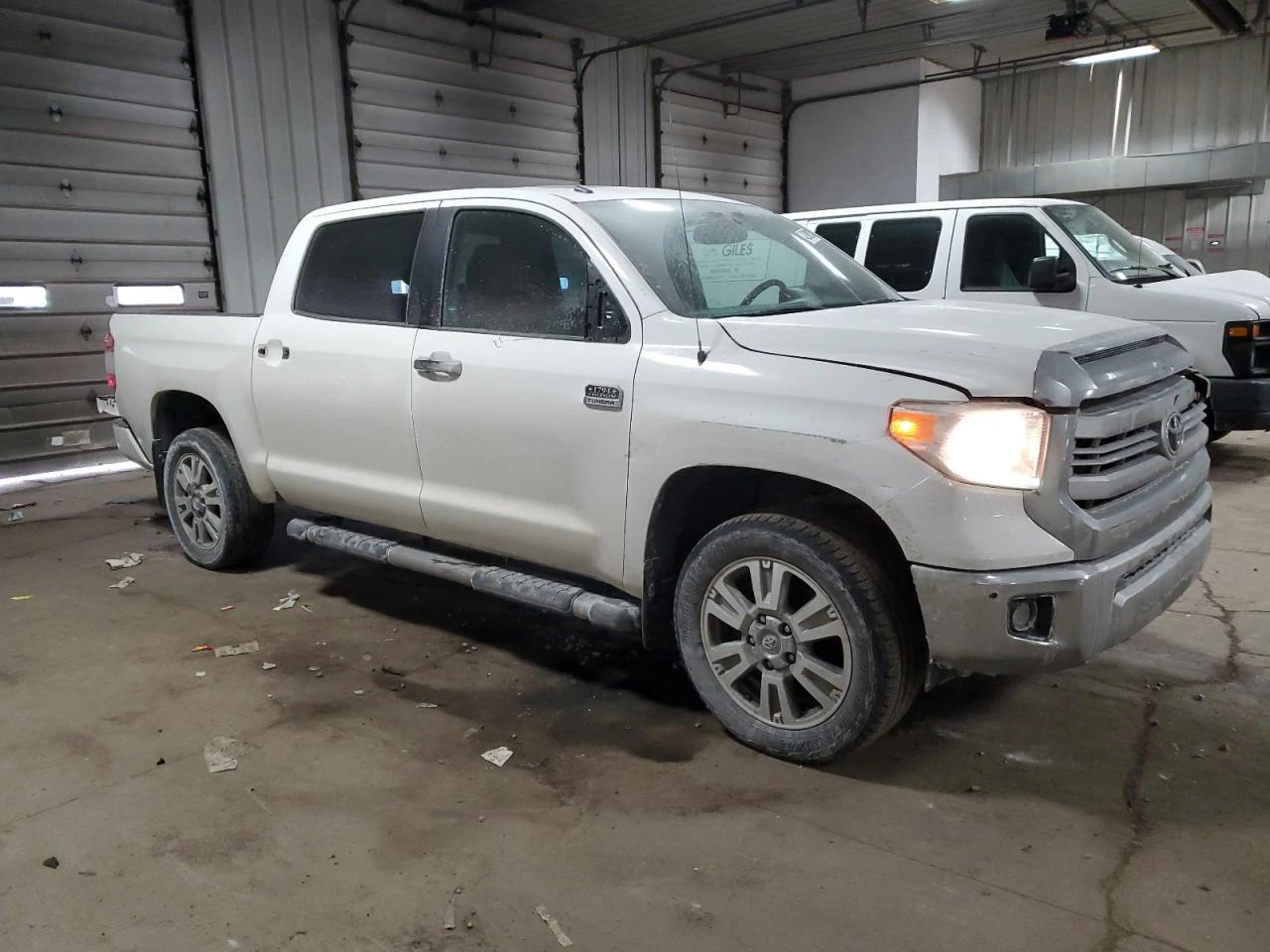 Toyota Tundra CREWMAX Platinum 5.7L V8 - изображение 4