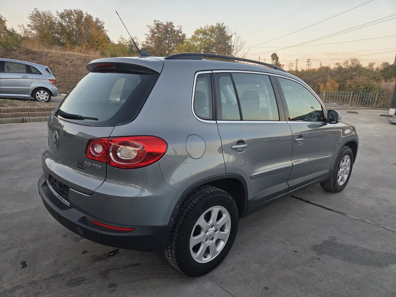VW Tiguan 2.0 4?4, снимка 4 - Автомобили и джипове - 56376740