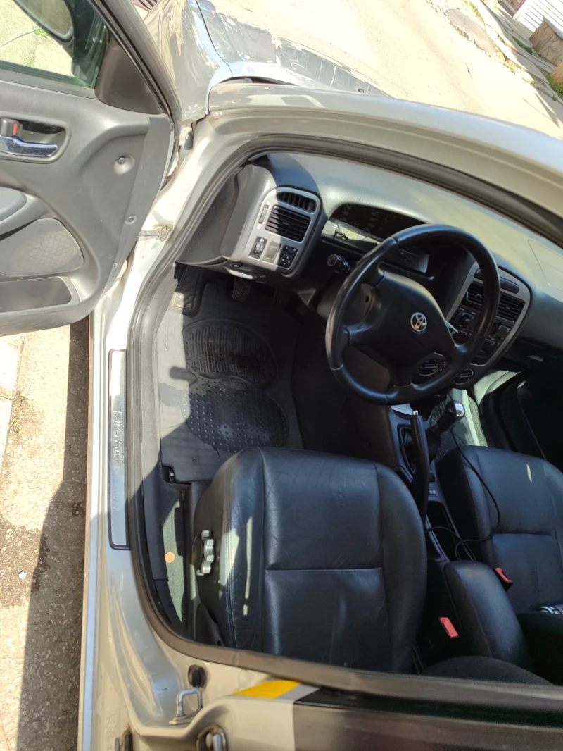 Toyota Avensis 1.8 LPG, снимка 10 - Автомобили и джипове - 52869581