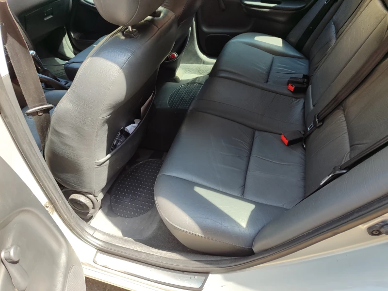 Toyota Avensis 1.8 LPG, снимка 12 - Автомобили и джипове - 52869581