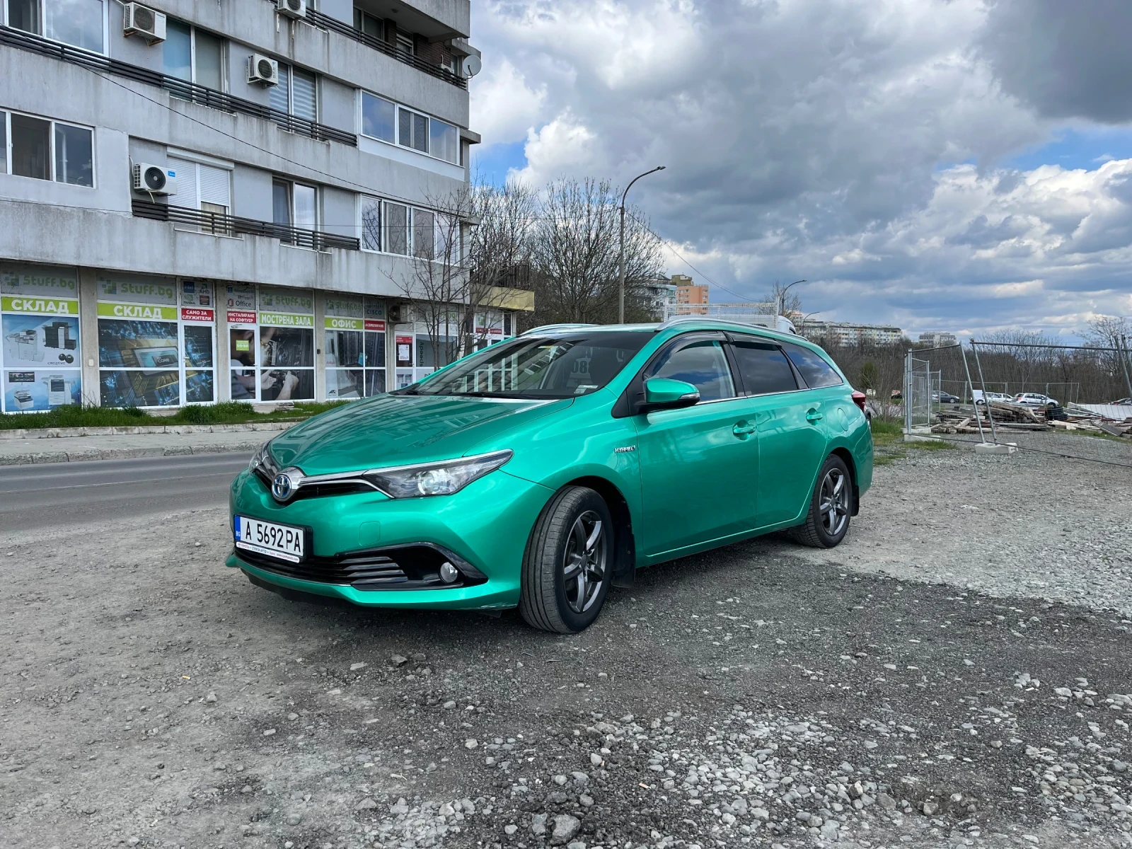 Toyota Auris 1.8 TS HYBRID, снимка 2 - Автомобили и джипове - 54145853