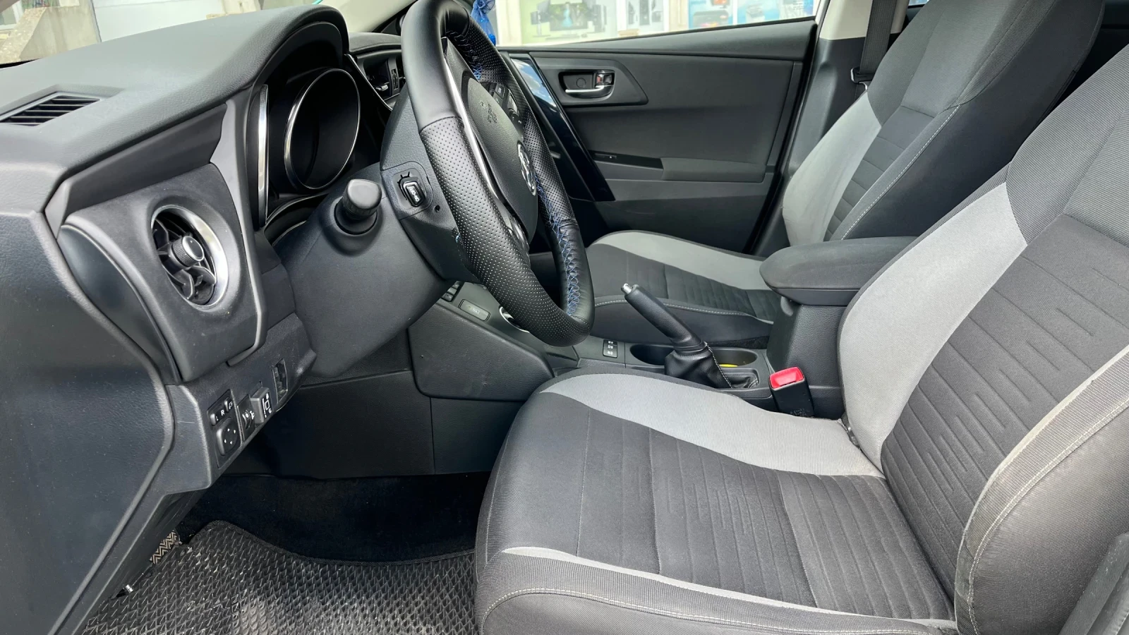 Toyota Auris 1.8 TS HYBRID, снимка 5 - Автомобили и джипове - 54145853