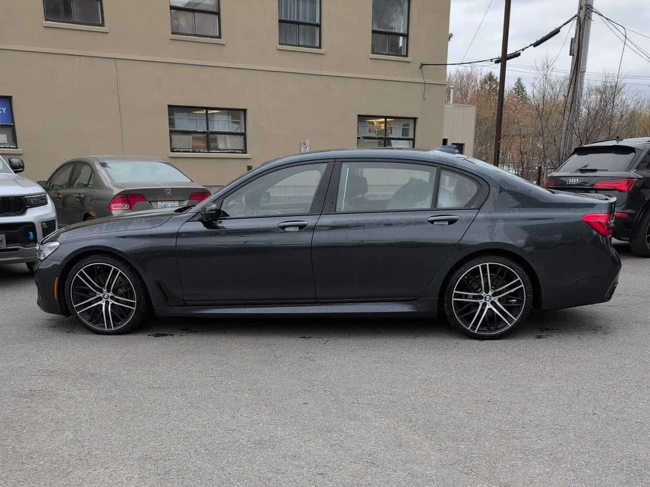 BMW 750 * xDrive Sedan * CARFAX * ЦЕНА ДО БГ, снимка 2 - Автомобили и джипове - 54430540