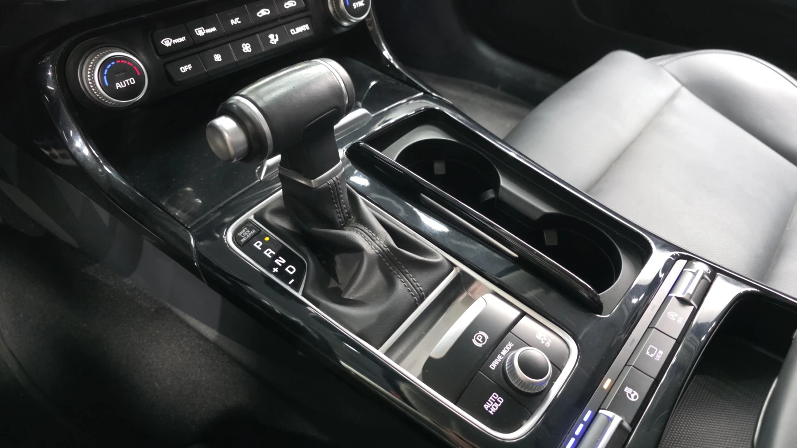 Kia Stinger 2.0* BLIND SPOT* ПОДГРЕВ ВОЛАН* КРАЙНА ЦЕНА, снимка 9 - Автомобили и джипове - 55348319