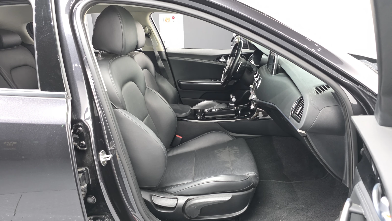 Kia Stinger 2.0* BLIND SPOT* ПОДГРЕВ ВОЛАН* КРАЙНА ЦЕНА, снимка 11 - Автомобили и джипове - 55348319