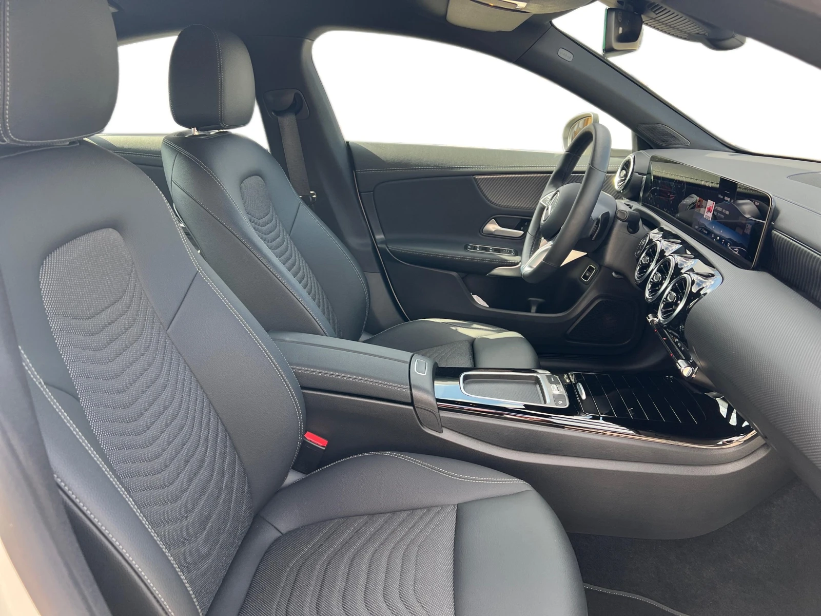 Mercedes-Benz CLA 180, снимка 11 - Автомобили и джипове - 55572874