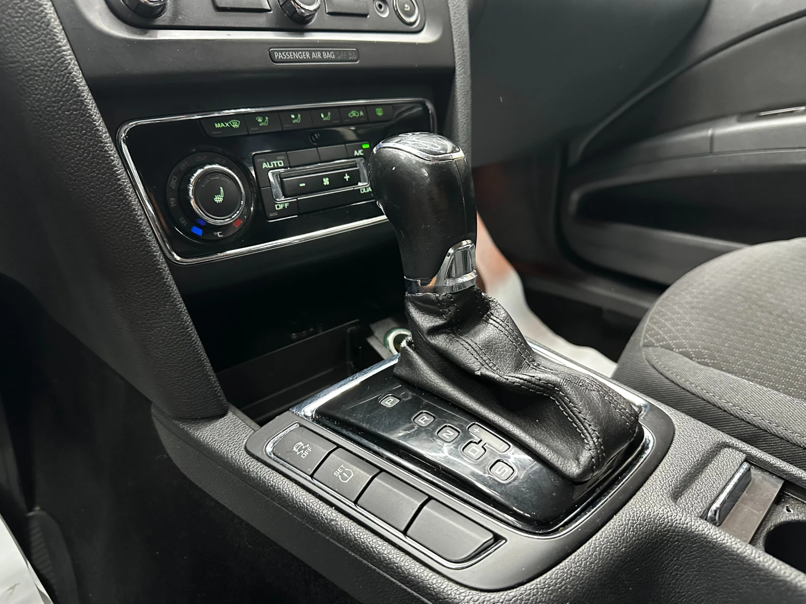 Skoda Superb 2.0i 200 к.с./ГАРАНЦИЯ, снимка 11 - Автомобили и джипове - 55830025
