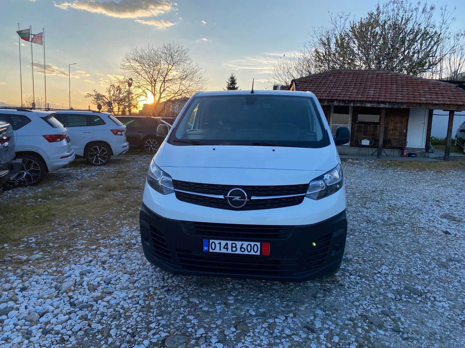 Opel Vivaro 2.0CDTI/2021г./MAXI/КАТО-НОВ, снимка 2 - Бусове и автобуси - 54390983