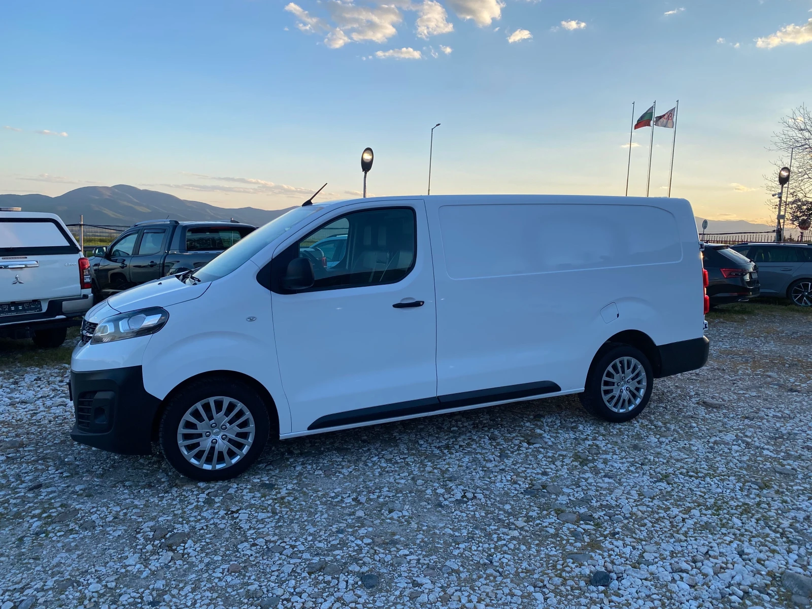 Opel Vivaro 2.0CDTI/2021г./MAXI/КАТО-НОВ, снимка 3 - Бусове и автобуси - 54390983