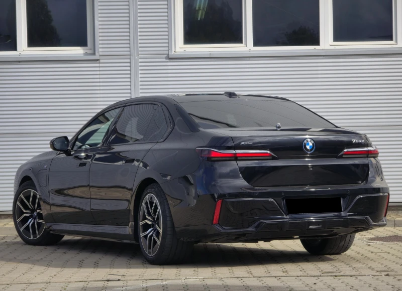 BMW 750 e Hybrid M-Sport, Massage, B/W, снимка 3 - Автомобили и джипове - 52188255