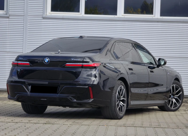 BMW 750 e Hybrid M-Sport, Massage, B/W, снимка 4 - Автомобили и джипове - 52188255