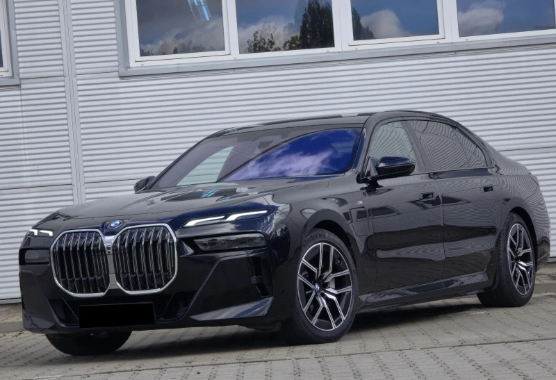 BMW 750 e Hybrid M-Sport, Massage, B/W, снимка 2 - Автомобили и джипове - 52188255